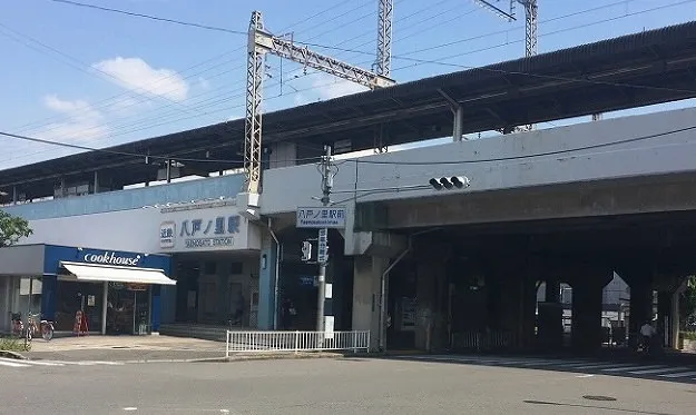 ①八戸ノ里駅前の交差点です。