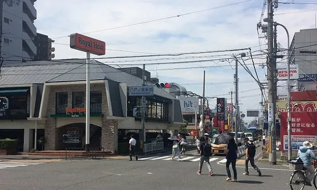 ②交差点北側にあるロイヤルホストの方に進みます。