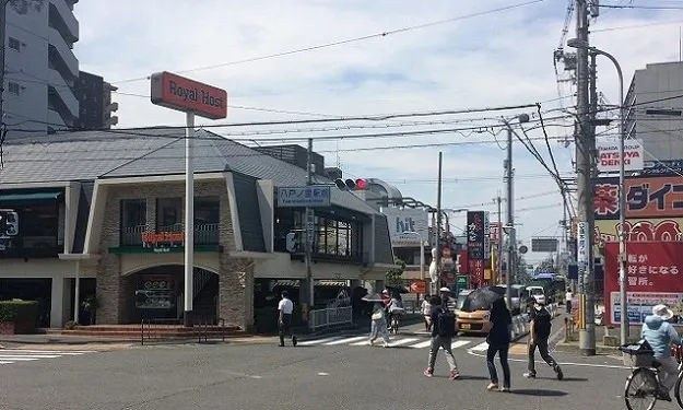 ②ロイヤルホストとダイコクの間の道を北向きに進みます。