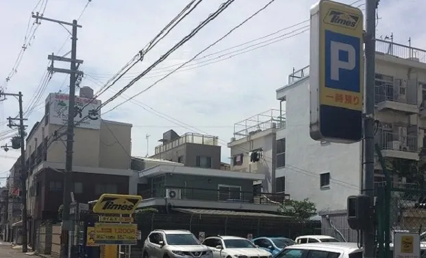 ⑤右側にタイムス八戸ノ里駅前が見えてきます。そこが当院の提携駐車場です。